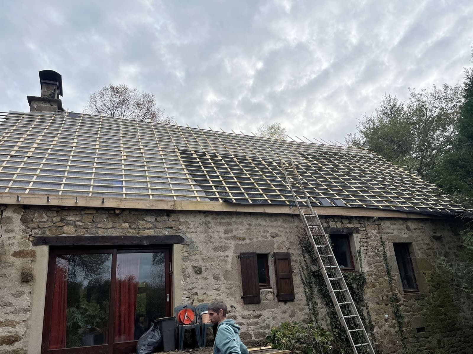 Chantier de couverture réalisé par LS Couverture 63 dans le Puy-de-Dôme