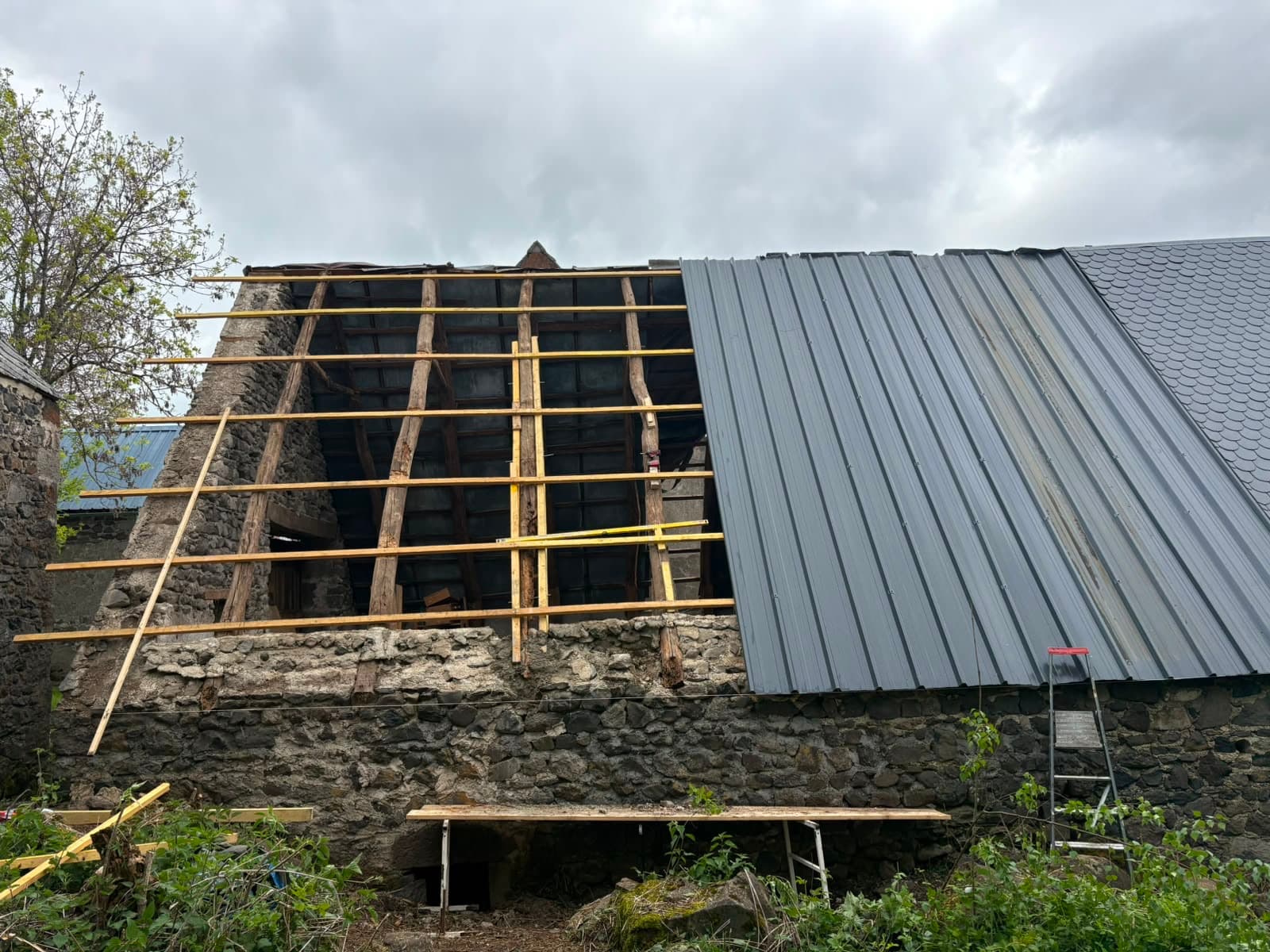 Chantier de couverture réalisé par LS Couverture 63 dans le Puy-de-Dôme