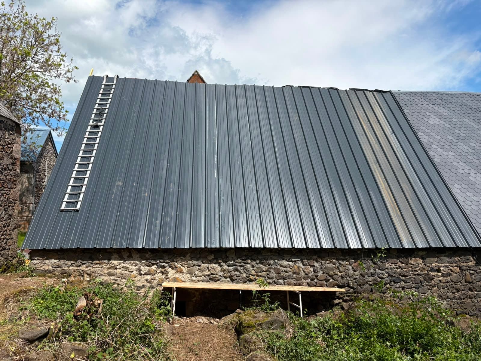 Chantier de couverture réalisé par LS Couverture 63 dans le Puy-de-Dôme